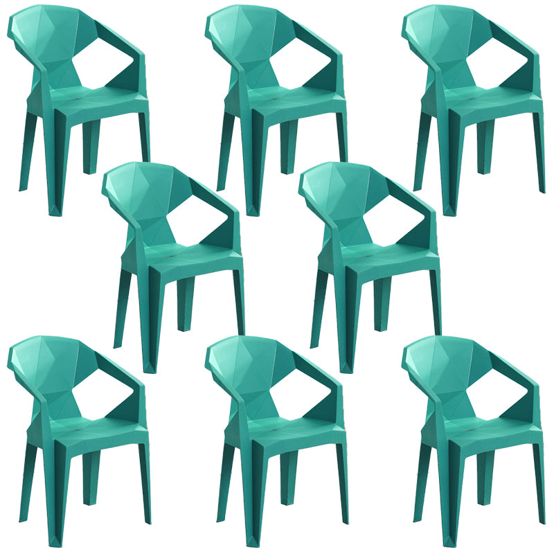 El brazo de cena al aire libre moderno preside el patio trasero lateral plástico que cena los sillones