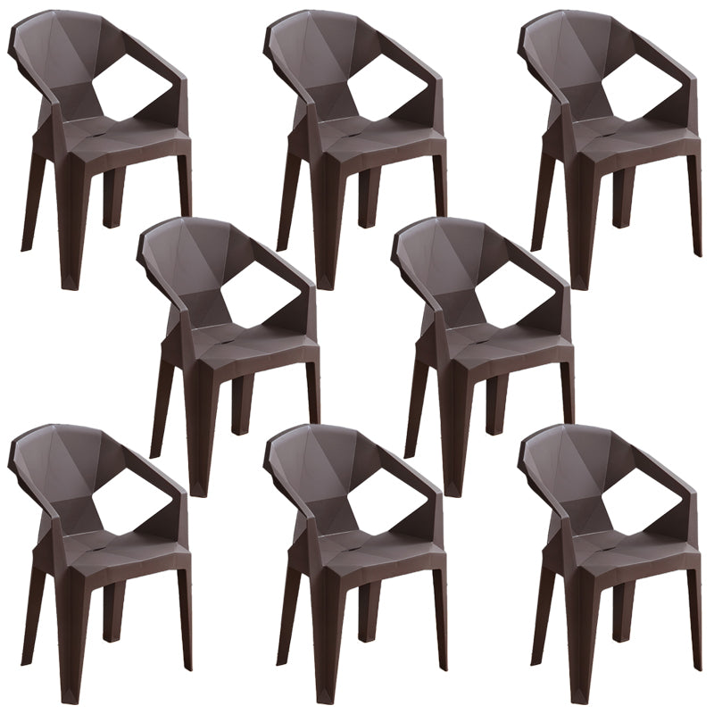 El brazo de cena al aire libre moderno preside el patio trasero lateral plástico que cena los sillones