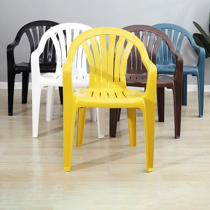 El brazo de cena apilable plástico preside el hogar moderno Windsor que cena los sillones