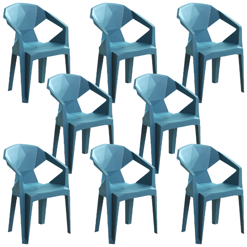 El plástico moderno que cena el patio trasero lateral al aire libre de las sillas del brazo cena los sillones