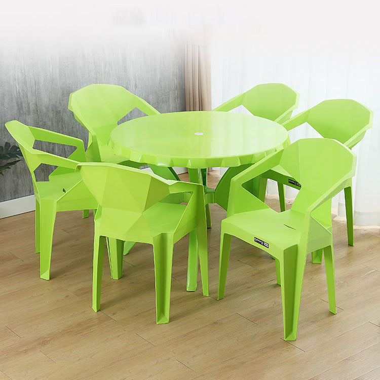 El plástico moderno que cena el patio trasero lateral al aire libre de las sillas del brazo cena los sillones