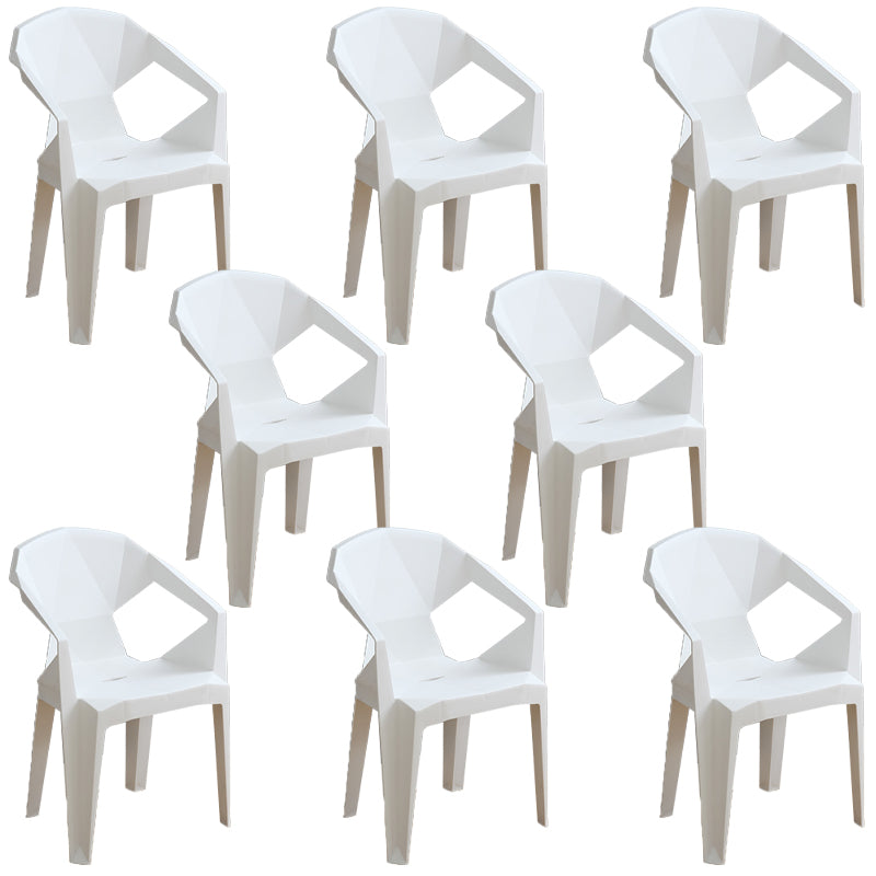 El plástico moderno que cena el patio trasero lateral al aire libre de las sillas del brazo cena los sillones
