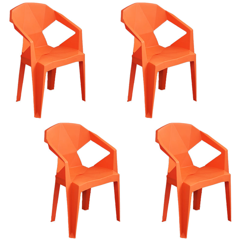 El plástico moderno que cena el patio trasero lateral al aire libre de las sillas del brazo cena los sillones