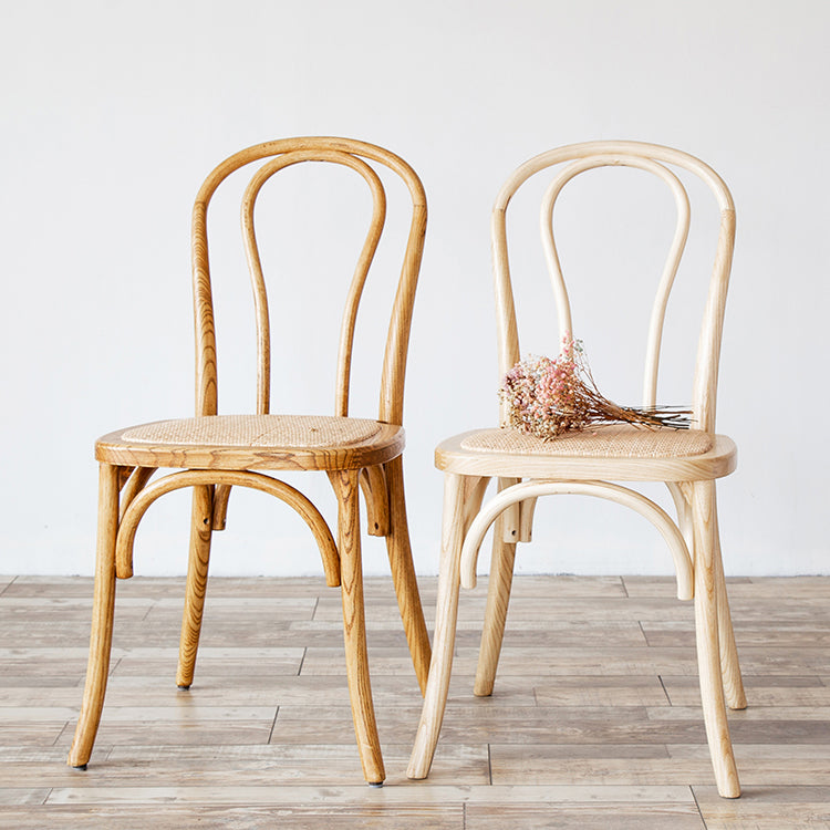 El comedor de madera del cortijo preside la silla lateral plegable trasera de Windsor para el restaurante