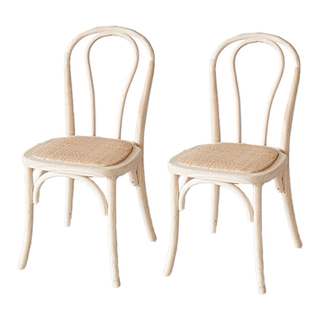 El comedor de madera del cortijo preside la silla lateral plegable trasera de Windsor para el restaurante