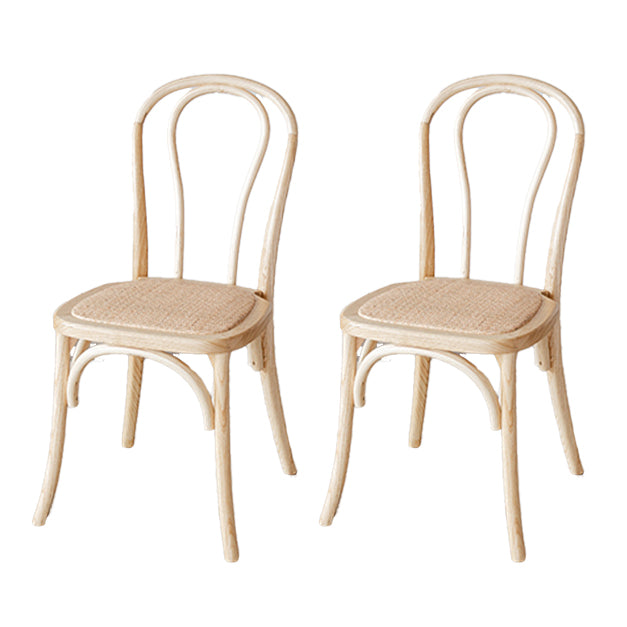 El comedor de madera del cortijo preside la silla lateral plegable trasera de Windsor para el restaurante