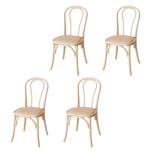 El comedor de madera del cortijo preside la silla lateral plegable trasera de Windsor para el restaurante