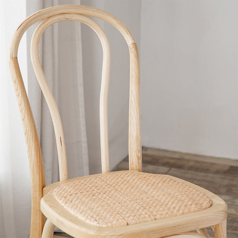 El comedor de madera del cortijo preside la silla lateral plegable trasera de Windsor para el restaurante