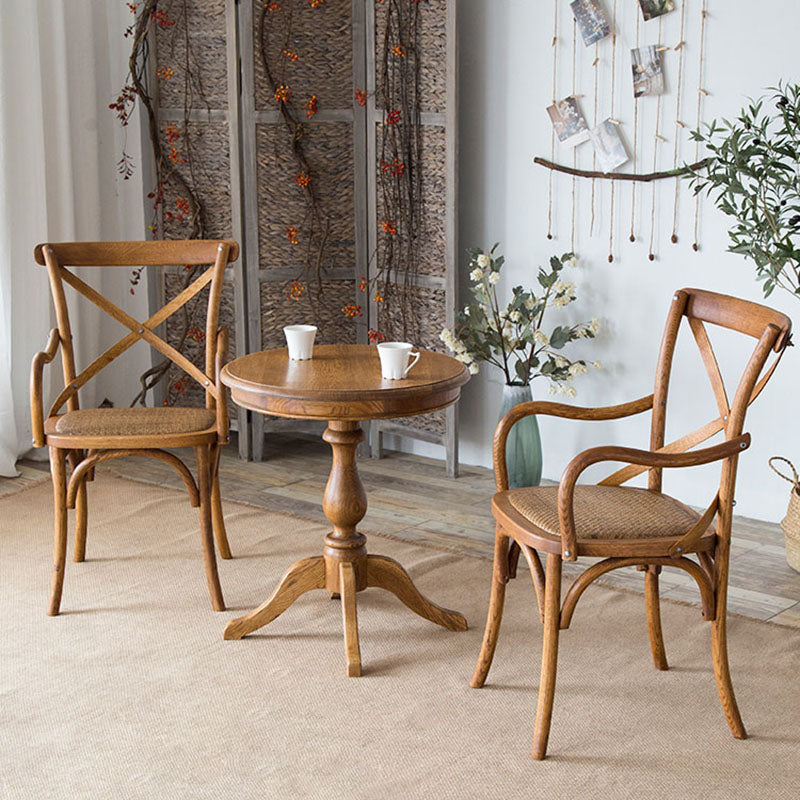 El comedor de madera del cortijo preside los sillones de comedor de mimbre para el uso del restaurante