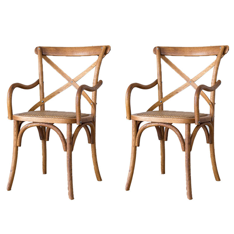 El comedor de madera del cortijo preside los sillones de comedor de mimbre para el uso del restaurante