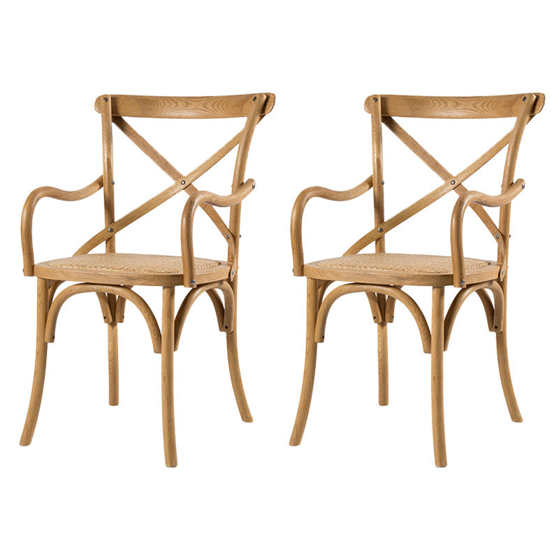 El comedor de madera del cortijo preside los sillones de comedor de mimbre para el uso del restaurante