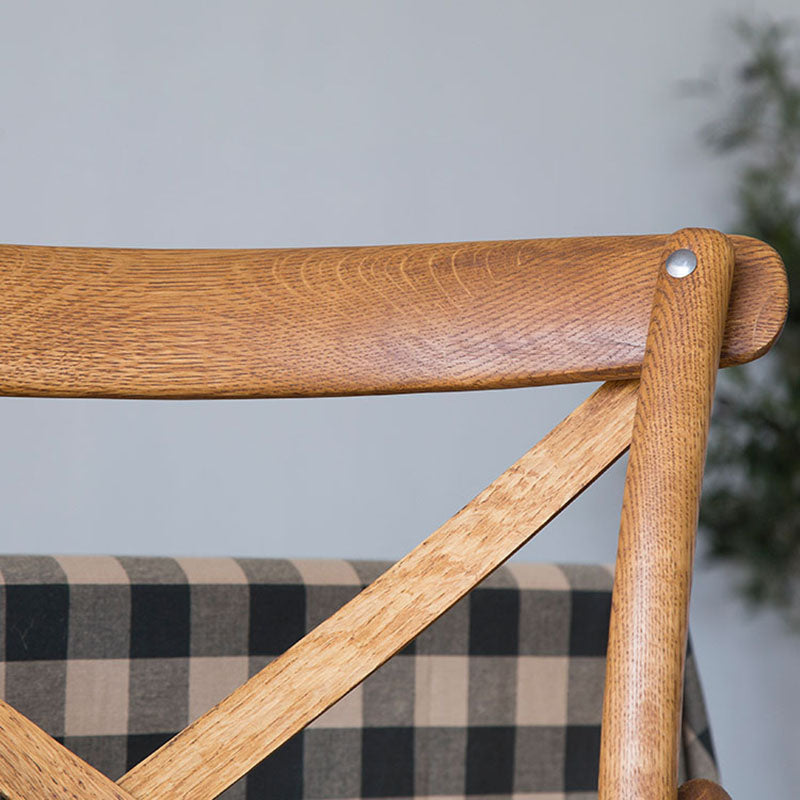El comedor de madera del cortijo preside los sillones de comedor de mimbre para el uso del restaurante