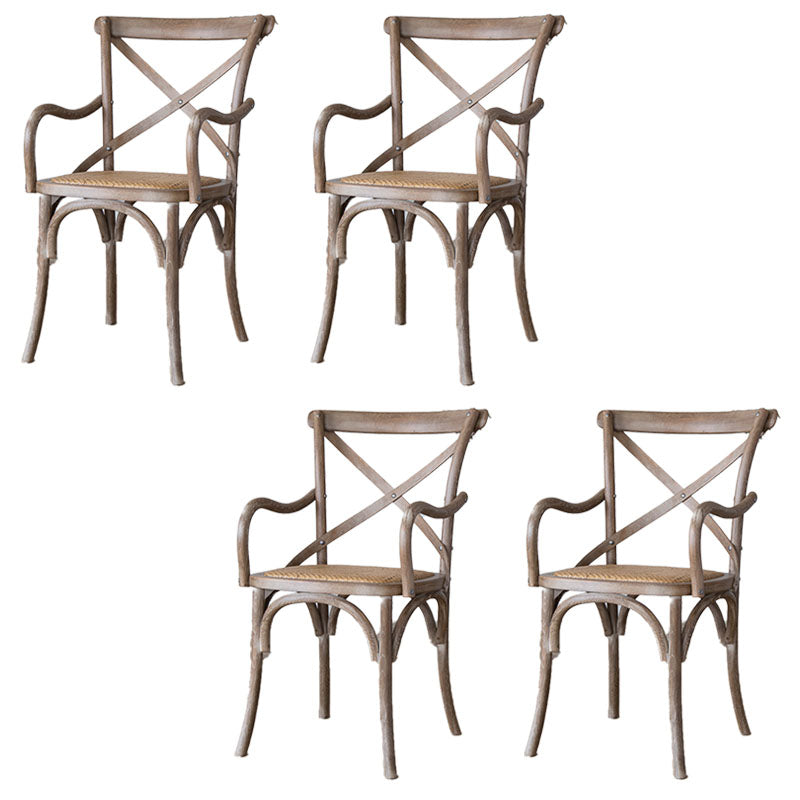 El comedor de madera del cortijo preside los sillones de comedor de mimbre para el uso del restaurante