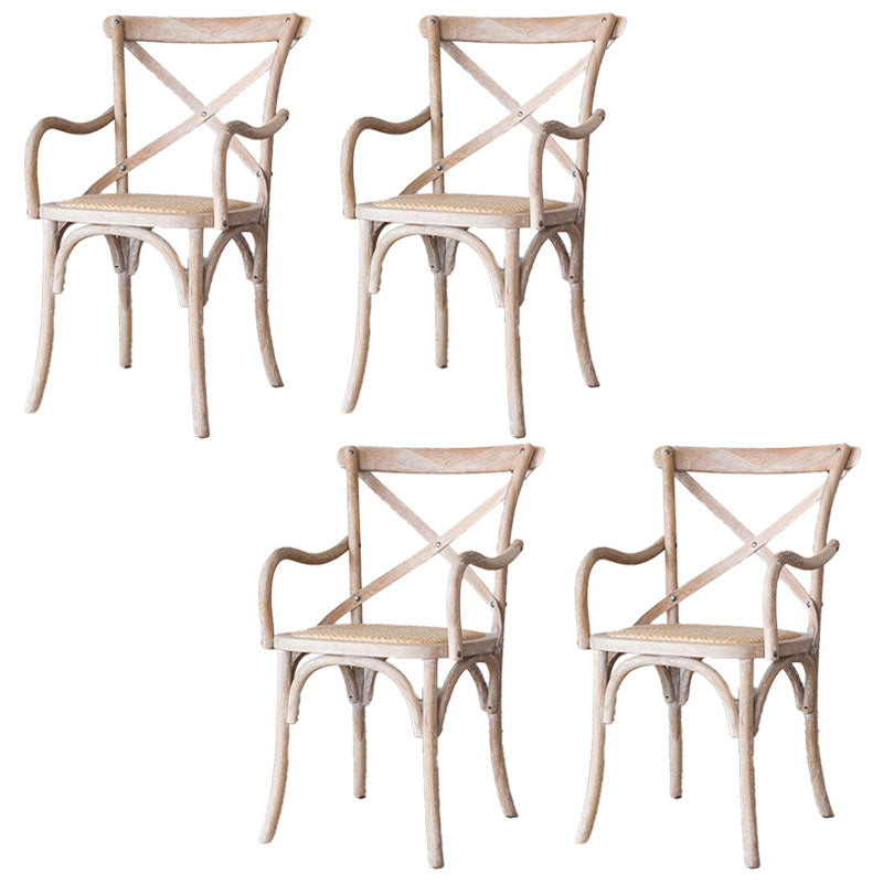 El comedor de madera del cortijo preside los sillones de comedor de mimbre para el uso del restaurante