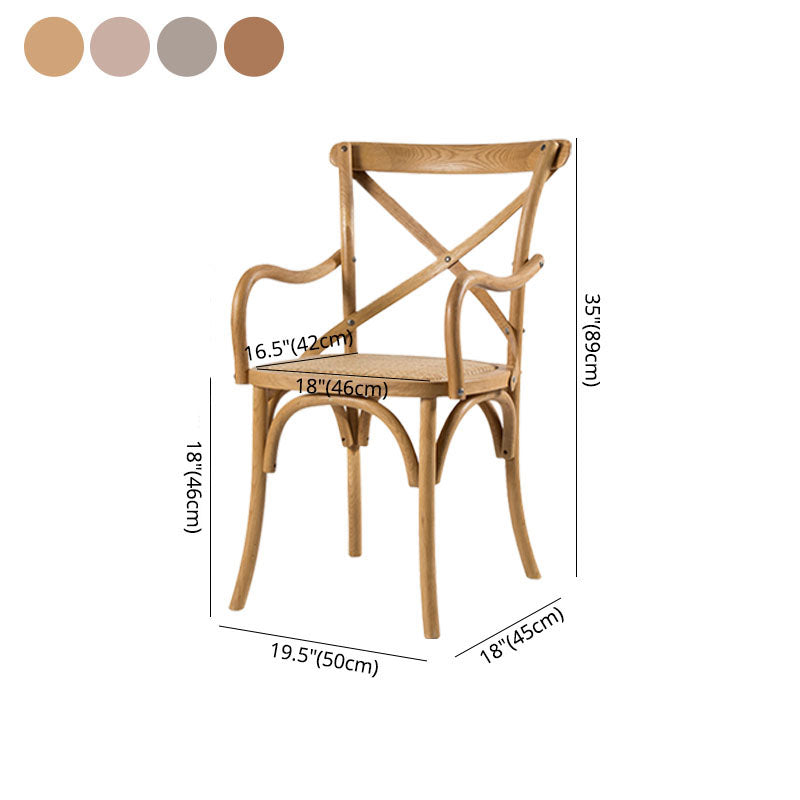 El comedor de madera del cortijo preside los sillones de comedor de mimbre para el uso del restaurante