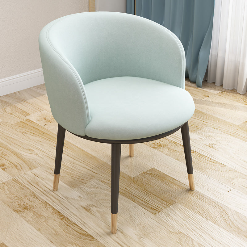 Silla auxiliar escandinava Silla de comedor tapizada de metal con respaldo Parsons para interiores