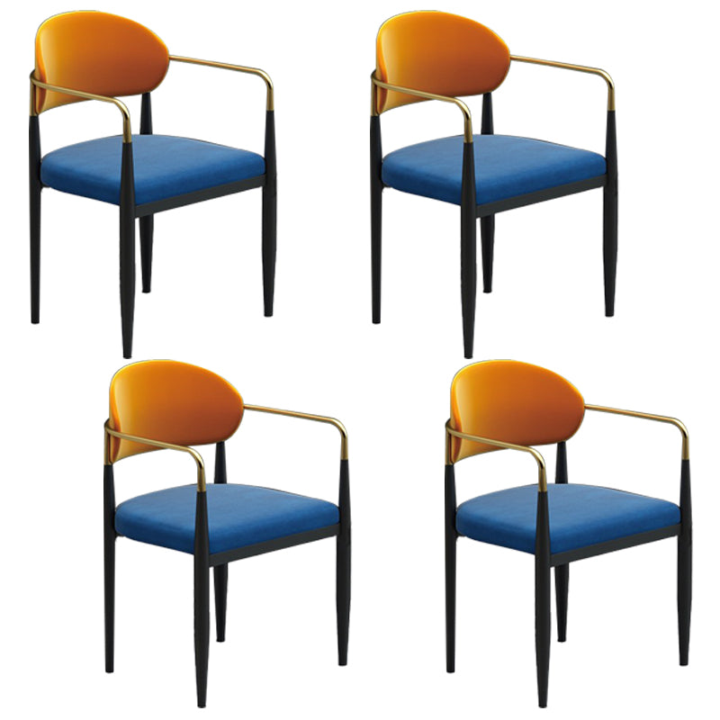 Silla de comedor tapizada estilo diseñador con respaldo abierto y acabado mate