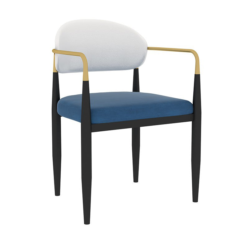 Silla de comedor tapizada estilo diseñador con respaldo abierto y acabado mate