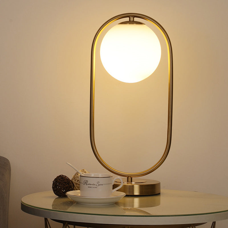 Éclairage de table en métal ovale doré luxueux 1 ampoule opaque en verre opaque lampe de nuit pour le salon