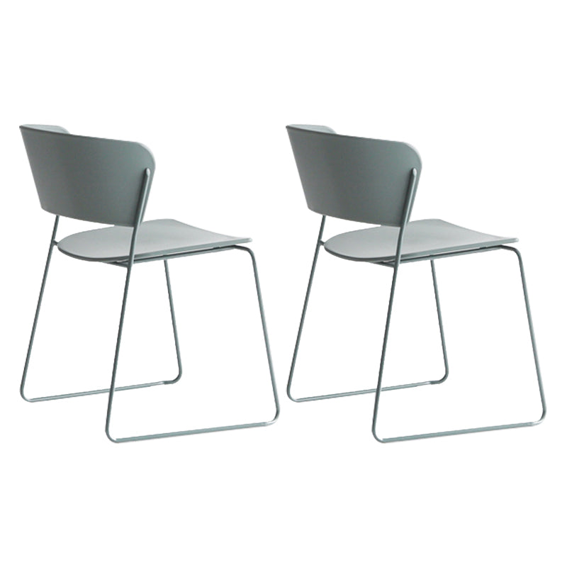 Binnen de stoelen voor de zijkant van de binnenkant van de binnenkant van de achterstoelen.