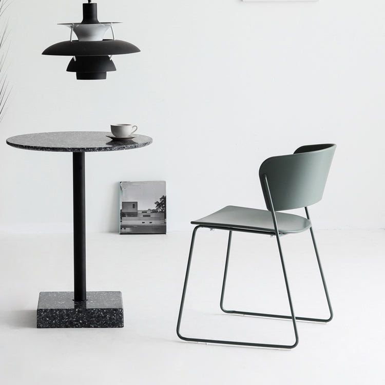 Binnen de stoelen voor de zijkant van de binnenkant van de binnenkant van de achterstoelen.