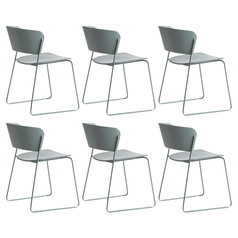 Binnen de stoelen voor de zijkant van de binnenkant van de binnenkant van de achterstoelen.