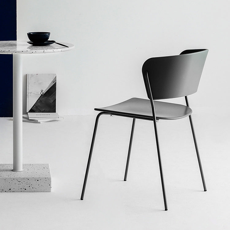 Binnen de stoelen voor de zijkant van de binnenkant van de binnenkant van de achterstoelen.