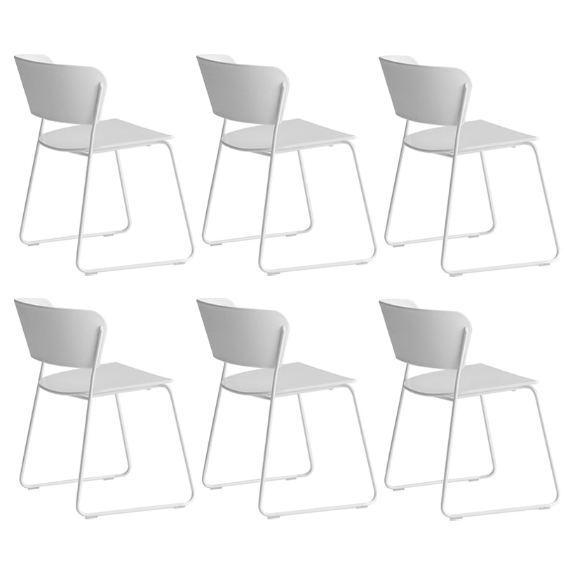 Binnen de stoelen voor de zijkant van de binnenkant van de binnenkant van de achterstoelen.