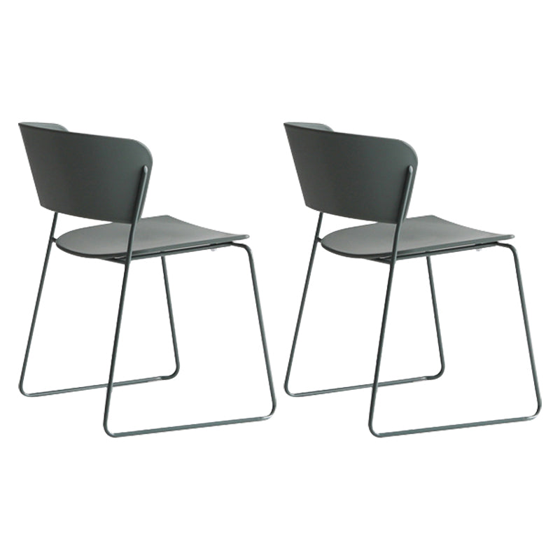 Binnen de stoelen voor de zijkant van de binnenkant van de binnenkant van de achterstoelen.