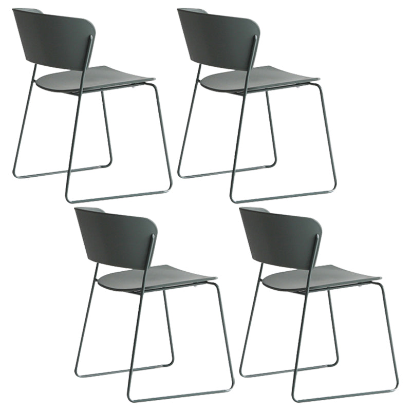 Binnen de stoelen voor de zijkant van de binnenkant van de binnenkant van de achterstoelen.