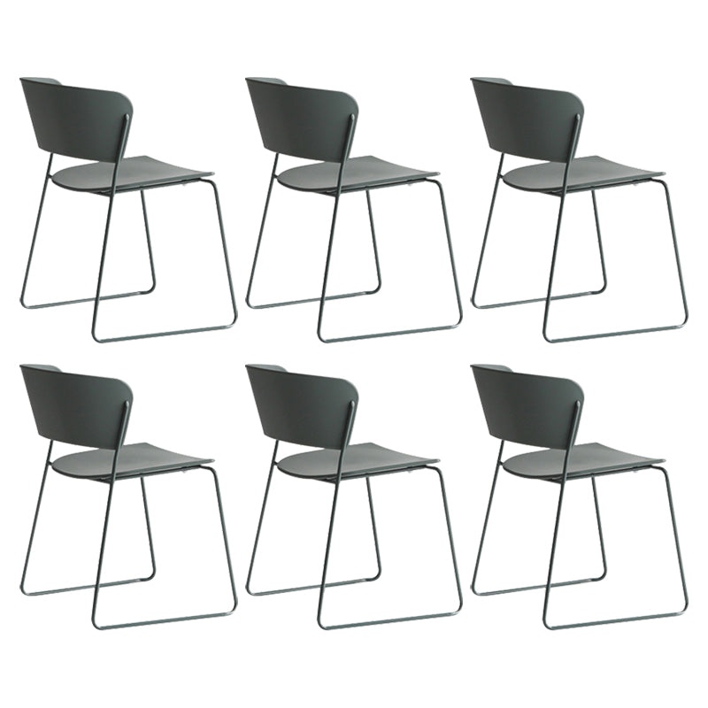 Binnen de stoelen voor de zijkant van de binnenkant van de binnenkant van de achterstoelen.