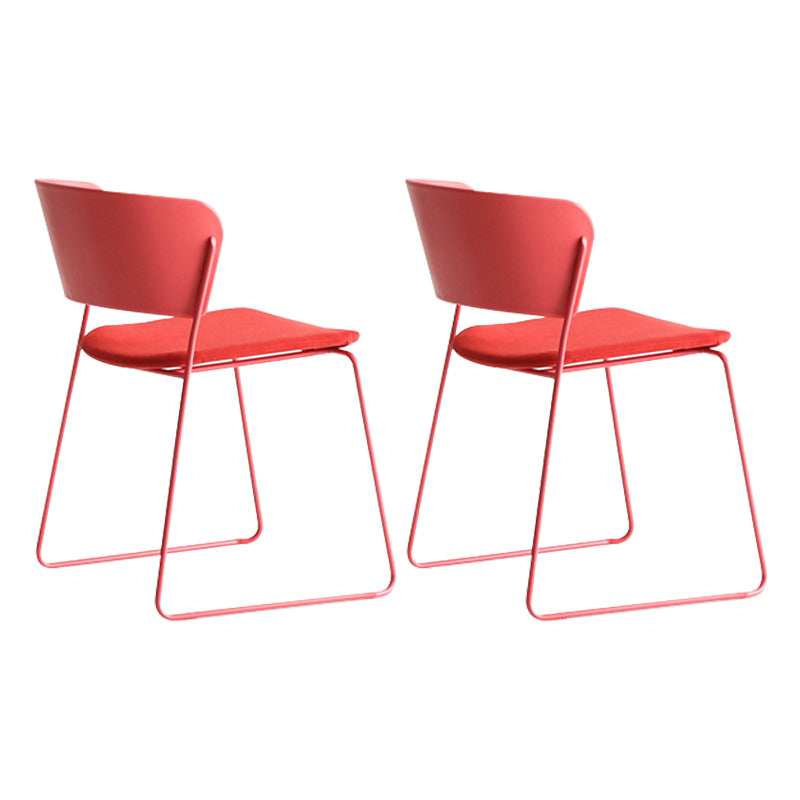 Binnen de stoelen voor de zijkant van de binnenkant van de binnenkant van de achterstoelen.