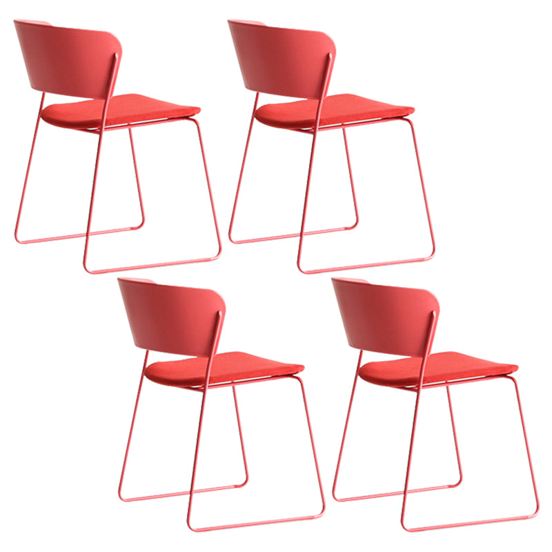 Binnen de stoelen voor de zijkant van de binnenkant van de binnenkant van de achterstoelen.