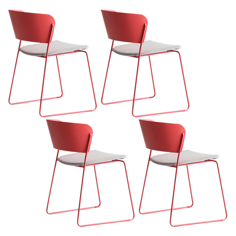 Binnen de stoelen voor de zijkant van de binnenkant van de binnenkant van de achterstoelen.