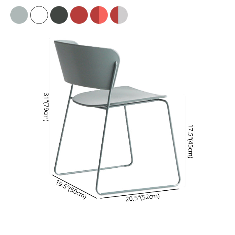 Binnen de stoelen voor de zijkant van de binnenkant van de binnenkant van de achterstoelen.