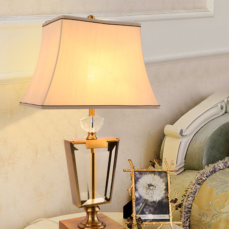 1 tête de chevet de chevet Light modernisme lampe de nuit beige avec teinte en tissu cloche