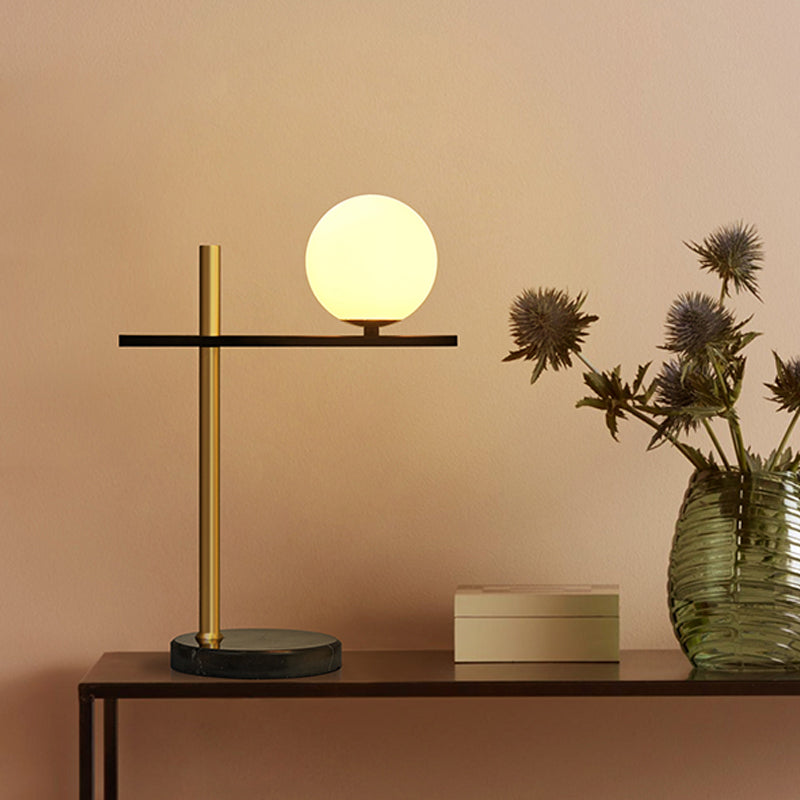 Lampada da comodino a sfera in vetro bianco Illuminazione moderna Lampada da notte in metallo nero e oro per soggiorno