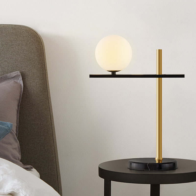 Lampada da comodino a sfera in vetro bianco Illuminazione moderna Lampada da notte in metallo nero e oro per soggiorno