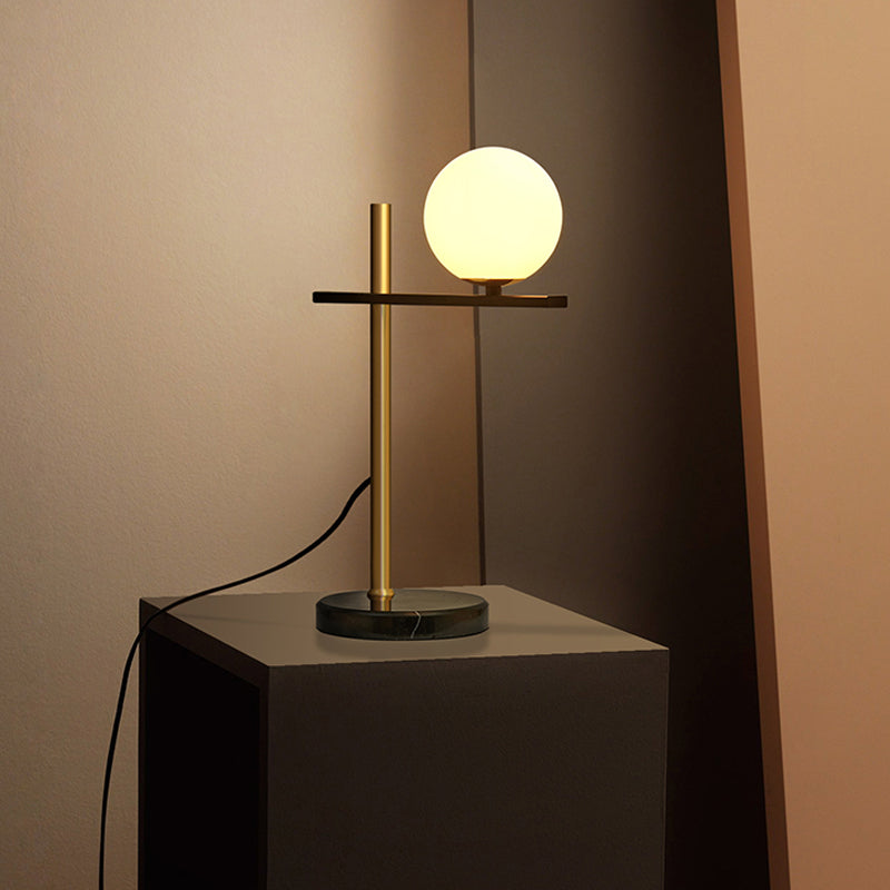 Lampada da comodino a sfera in vetro bianco Illuminazione moderna Lampada da notte in metallo nero e oro per soggiorno