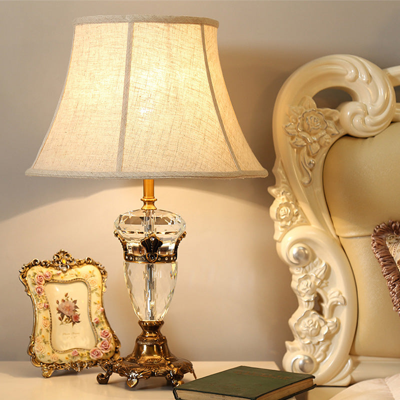 1 tête Curbe Fabric Bureau Light Modernisme Facet Crystal Night Table Lampe en beige