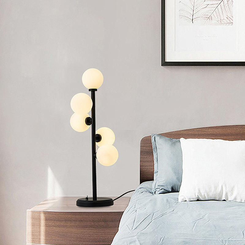 Lampada da comodino in metallo a sfera Illuminazione post-moderna in vetro crema 5 luci Lampada da comodino nera/oro per sala da pranzo
