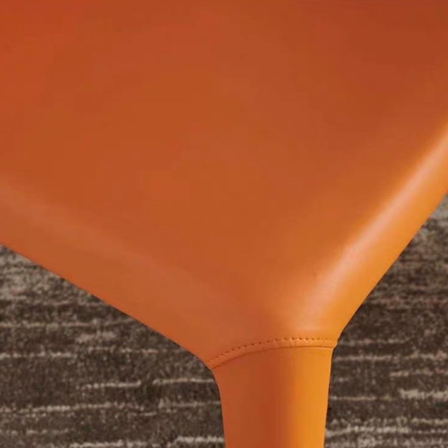 Silla de comedor individual con respaldo sólido y acabado mate de cuero estilo diseñador