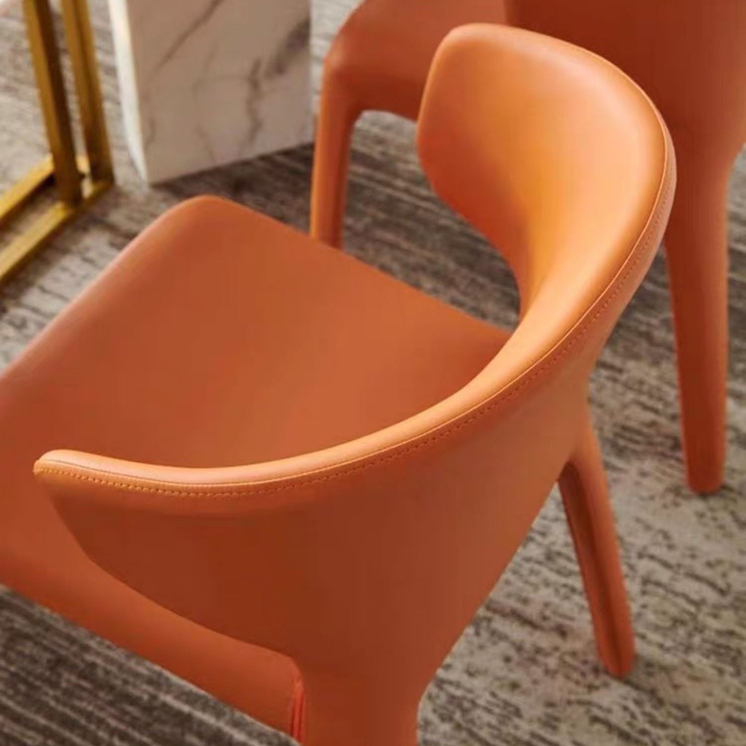 Silla de comedor individual con respaldo sólido y acabado mate de cuero estilo diseñador