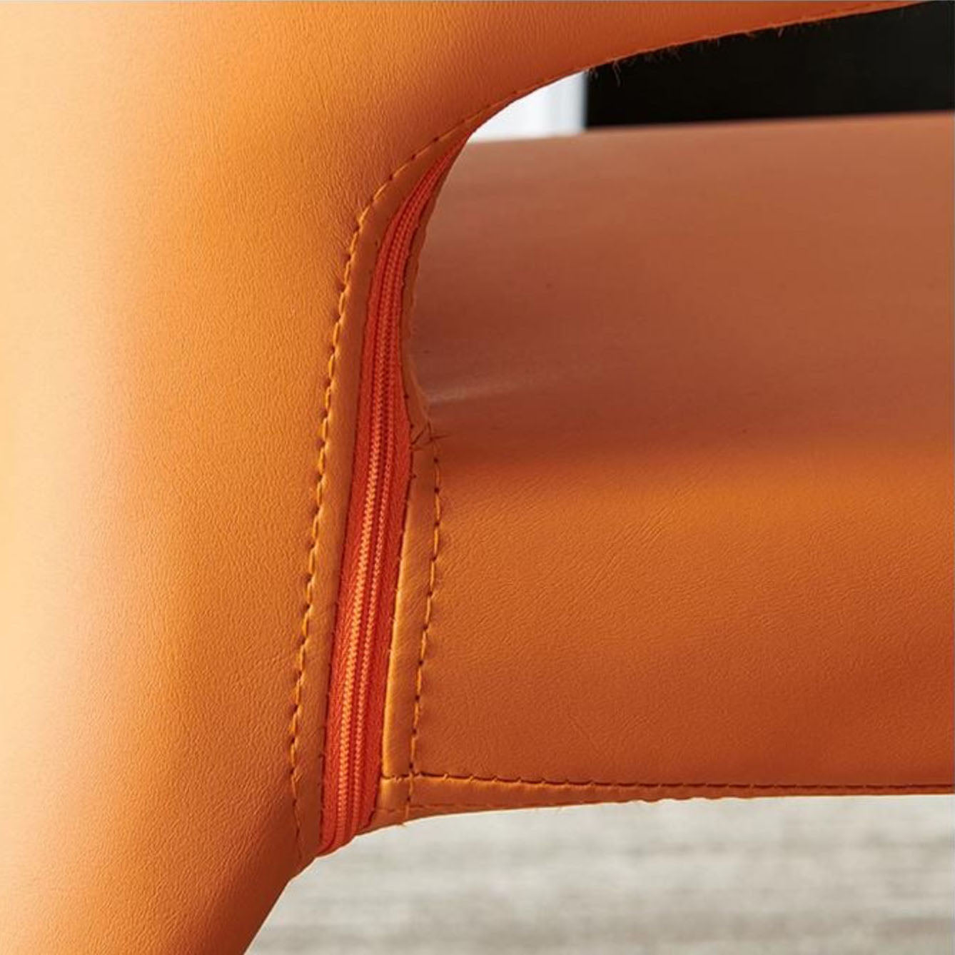 Silla de comedor individual con respaldo sólido y acabado mate de cuero estilo diseñador