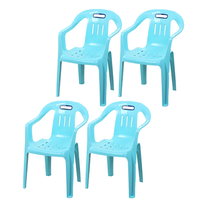 El plástico moderno que cena el brazo preside los sillones apilables caseros del listón que cenan
