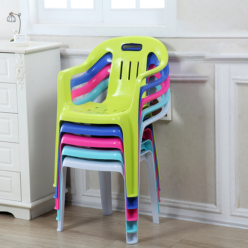 El plástico moderno que cena el brazo preside los sillones apilables caseros del listón que cenan