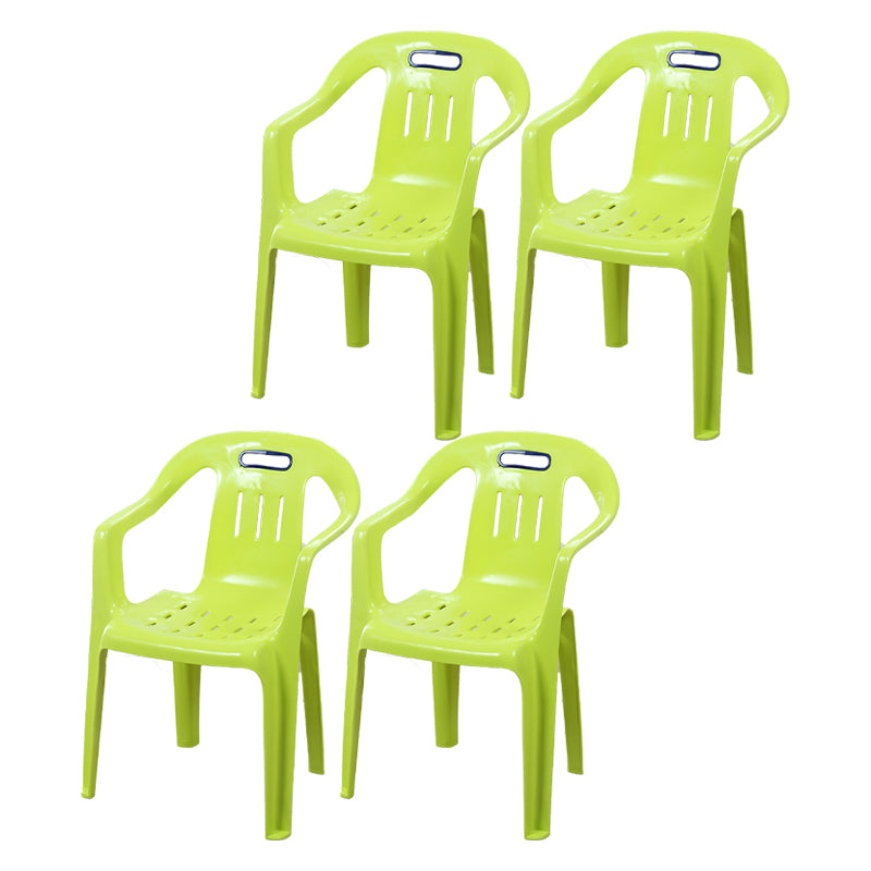 El plástico moderno que cena el brazo preside los sillones apilables caseros del listón que cenan
