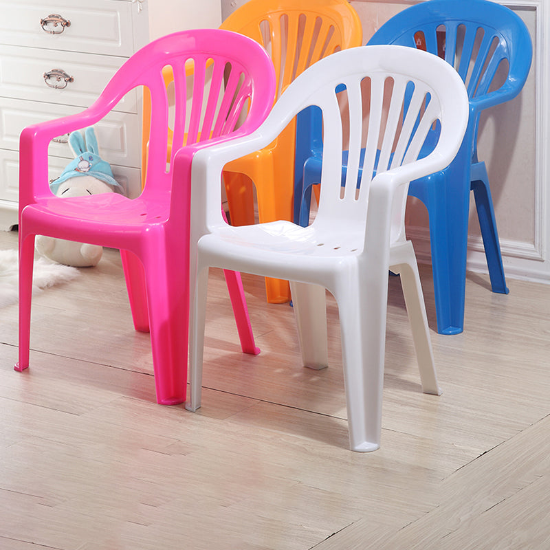 El plástico moderno que cena el brazo preside los sillones apilables caseros del listón que cenan