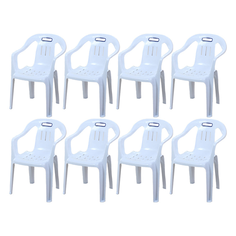 El plástico moderno que cena el brazo preside los sillones apilables caseros del listón que cenan