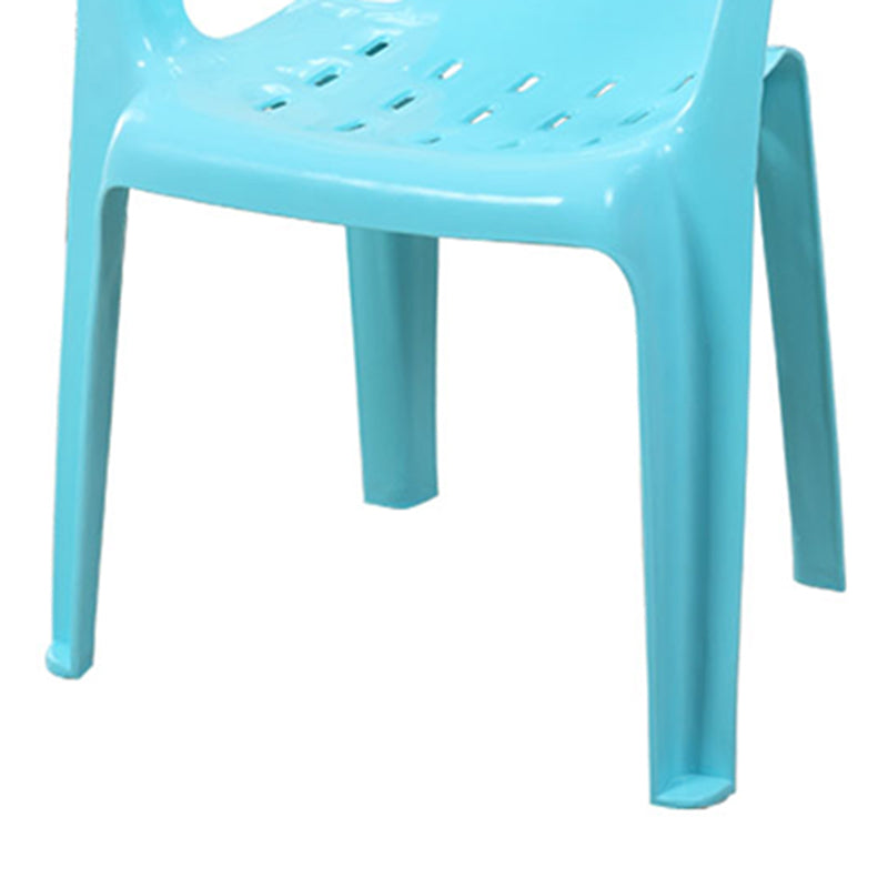 El plástico moderno que cena el brazo preside los sillones apilables caseros del listón que cenan